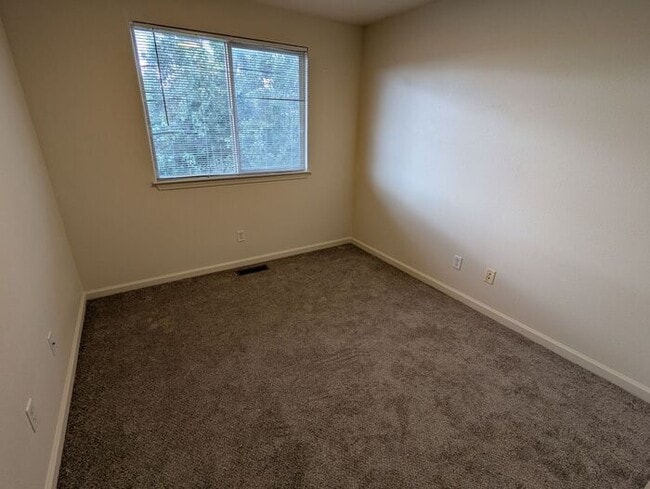 Building Photo - Updated 3-Bedroom Townhome in Dayton – Mov...