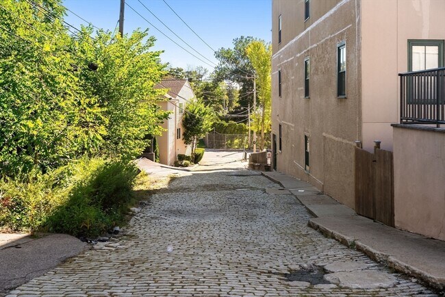 Building Photo - 24 S Bulfinch St