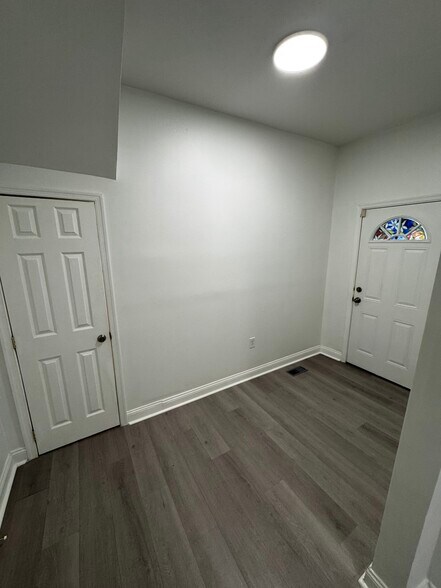 Large Private Entry Foyer - 2448 Lakeview Ave