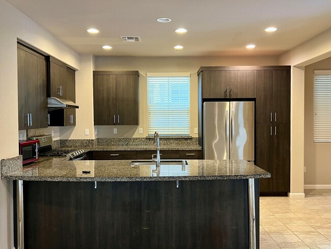 Building Photo - 533 Aspen Pl