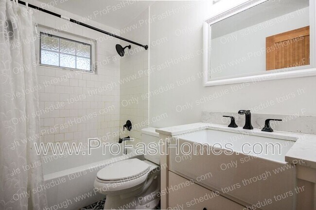 Building Photo - 14210 SW Rochester Dr