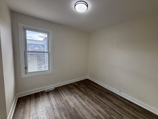 Building Photo - 1368 Waite St