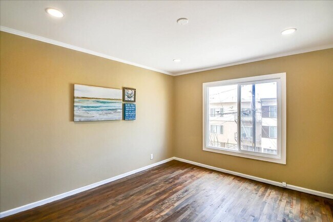Building Photo - 1400-1402-1402 48th Ave