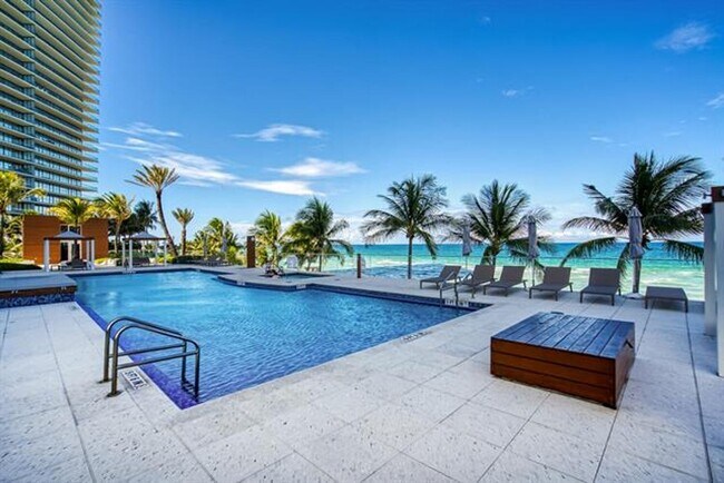 Building Photo - 18911 Collins Ave