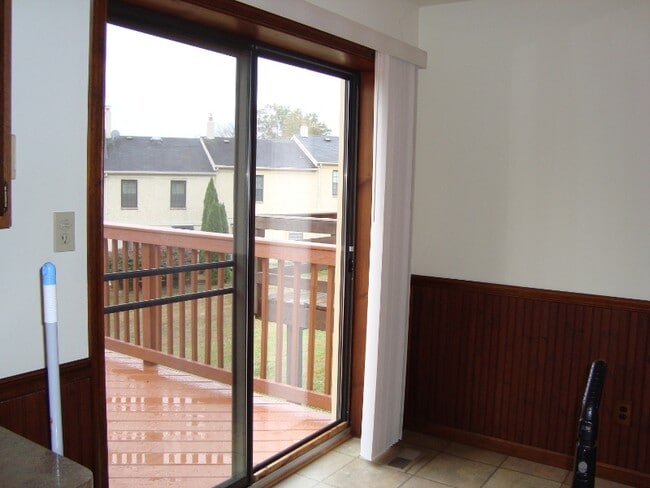 Building Photo - 562 Canterbury Rd