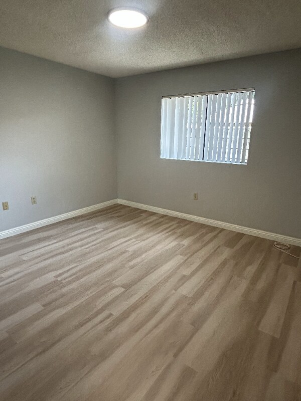 Building Photo - 309 E Elk Ave