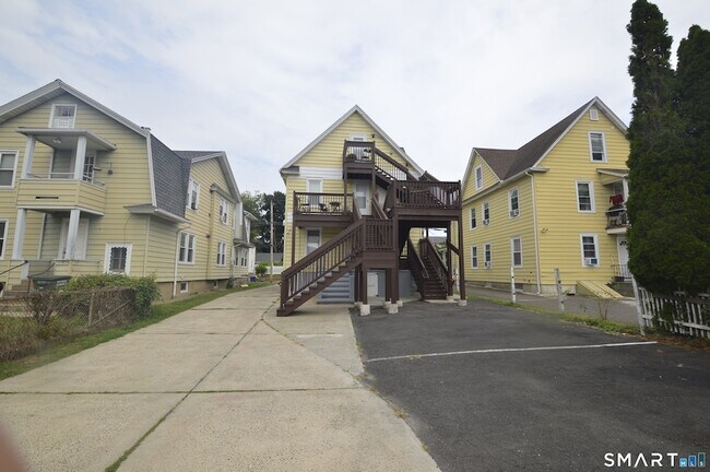 Building Photo - 807 Brewster St