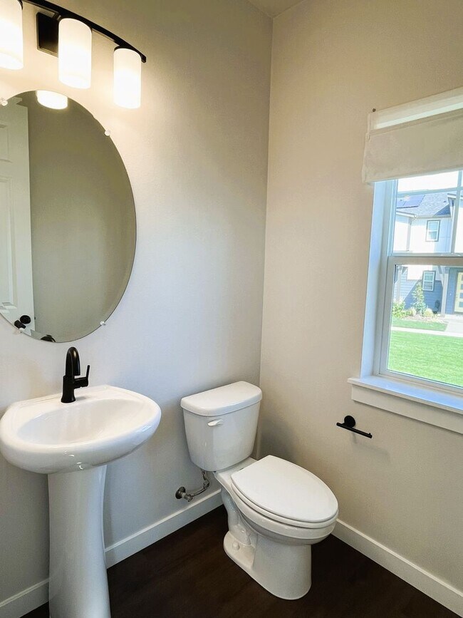 Building Photo - Modern Luxury Meets Convenience in Hillsboro