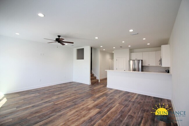 Building Photo - Gorgeous Townhome, near Ferry Park in Fort...