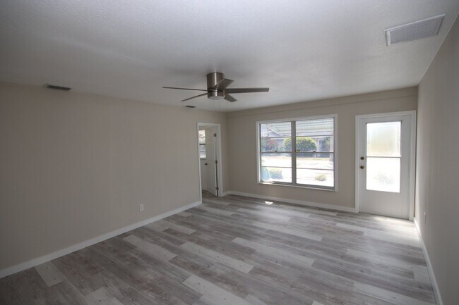 Building Photo - Remodeled 3BD/2BA ranch home in Sun City C...