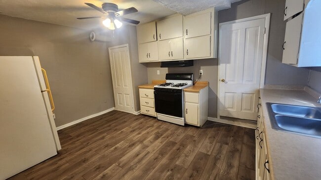 Building Photo - Affordable 2BR, 1BTH flat with utilities included & convenient location!