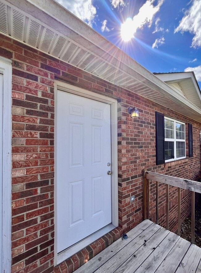 Building Photo - Adorable 1 bed / 1.5 bath with Garage