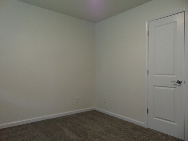 Building Photo - Newly Remodeled 4 Bed 2 Bath Duplex!
