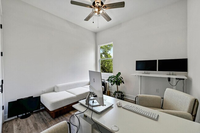 Building Photo - 104 Desert Rose S