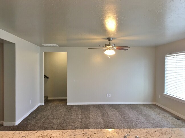 Building Photo - Beautiful home with 3bd 2ba and bonus room. Located in the Irvine Subdivision, just off  Chinden ...
