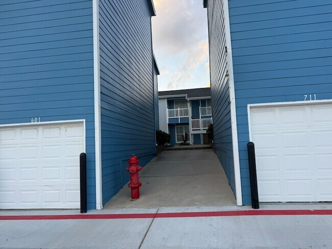 Building Photo - 3506 Cove View Blvd