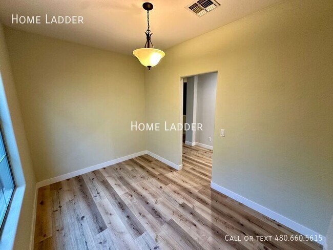 Building Photo - 3064 E Palmdale Ln