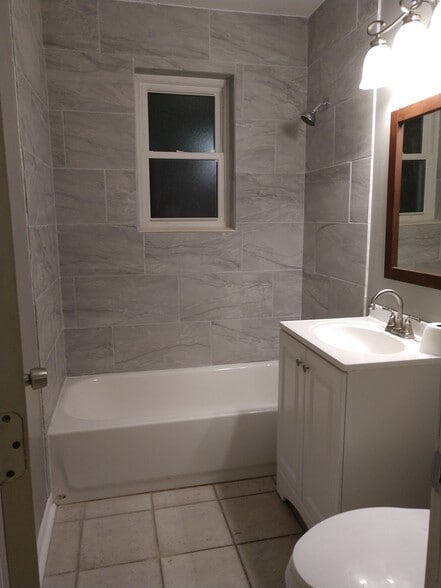 Bath - 804 Lyndell Ct