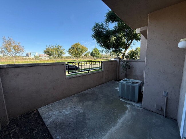 Building Photo - Beautiful 2 Bed, 2.5 Bath Townhome in Desi...