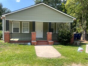 Building Photo - Three Bedroom Two Bathroom House
