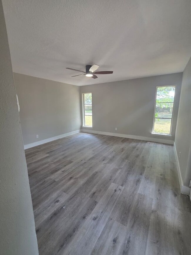 Building Photo - Charming 3-Bedroom Home on Spacious Lot Ne...