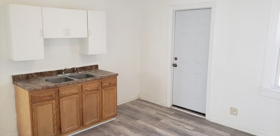 Kitchen - 3985 E 66th St