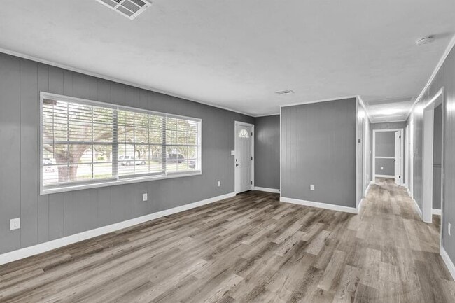 Building Photo - 815 Sherwood Dr