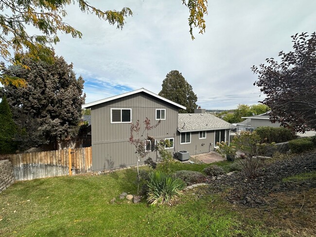 Building Photo - 336 Satus St