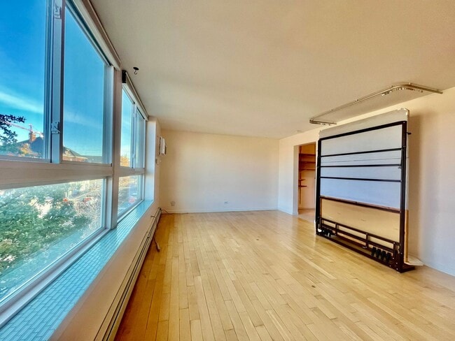 Building Photo - Charming Studio Condo in Capitol Hill