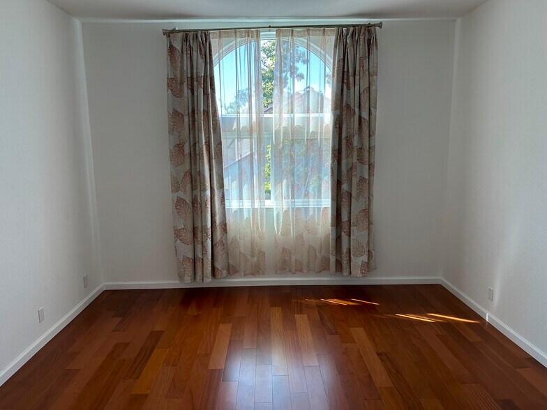 Bedroom 2 - 43 E Court Ln
