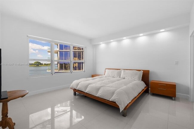 Building Photo - 9102 W Bay Harbor Dr