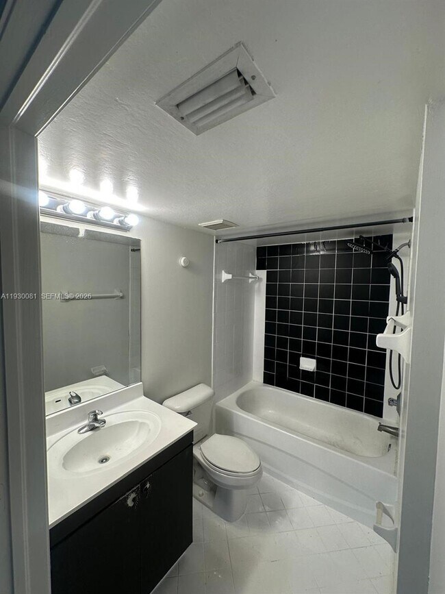 Building Photo - 2930 SE 13th Ave