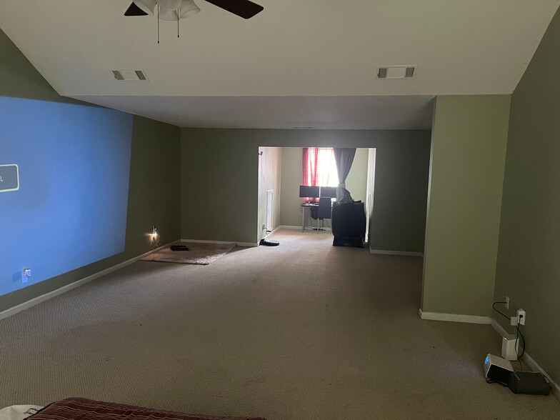 Building Photo - Room in House on Cabana Way