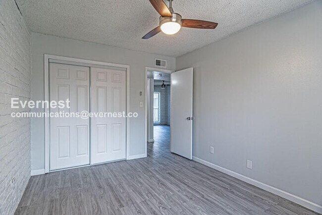 Building Photo - 1014 S Farmer Ave