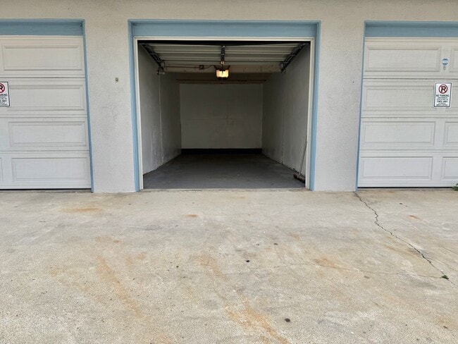 Building Photo - Spacious 2BD with Private Laundry Room, Garage Parking & Private Entrance