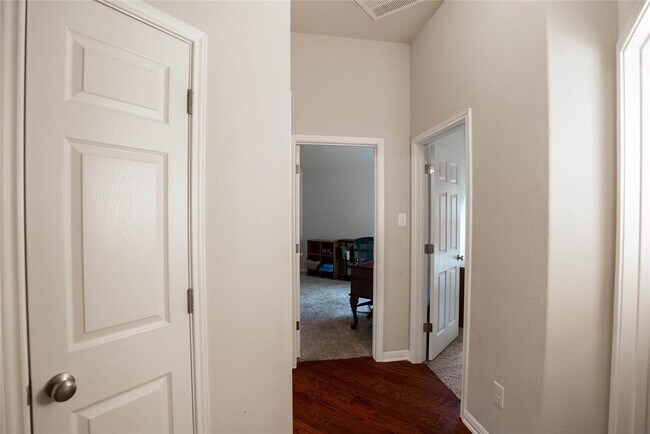 Building Photo - 2009 Garretts Way