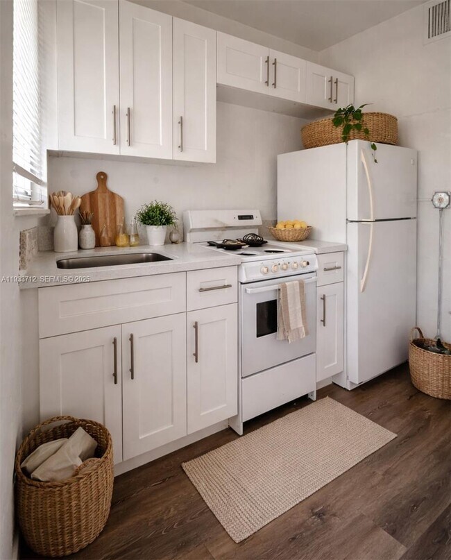 Building Photo - 251 Hibiscus Dr