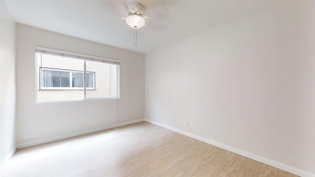 Building Photo - 503 Avenue G - C