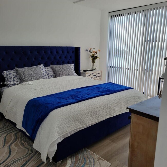 Building Photo - 900 Bay Dr