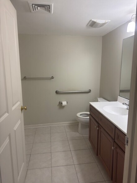 Building Photo - 3250 Fairfield Ave