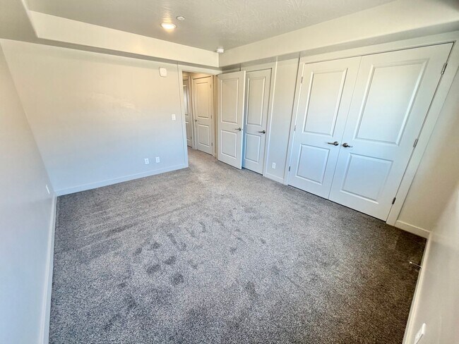 Building Photo - 2 Bed Lone Rock Condo!