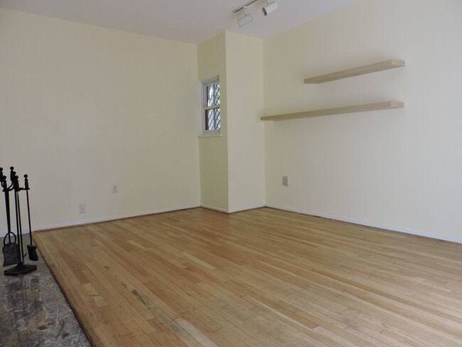 Building Photo - Spacious 2BR 2BA with Fireplace, Roof deck...