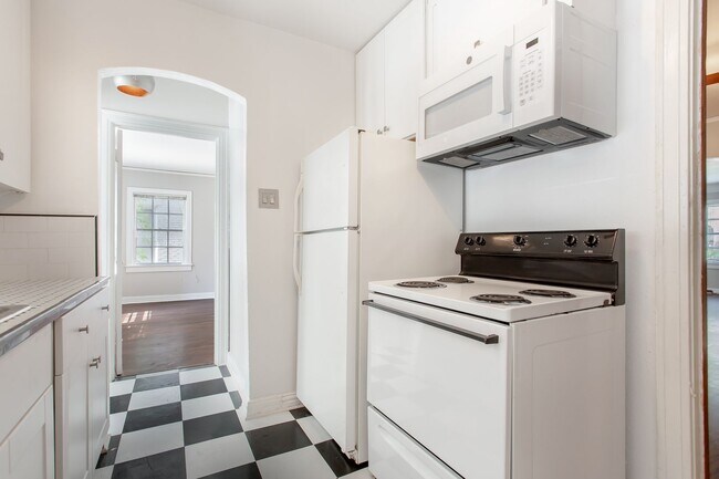 Building Photo - 2 Bedroom, 1 Bath near Lower Greenville