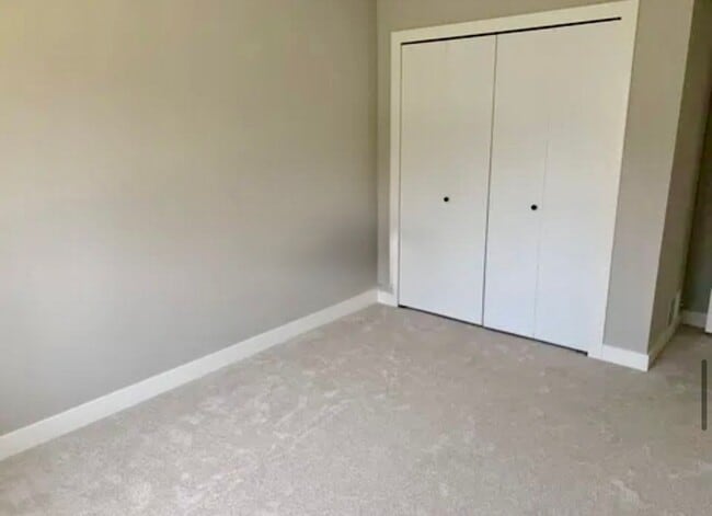 Building Photo - 4BR/2BA Eden Prairie Home In Cul De Sac Available 6/1 !