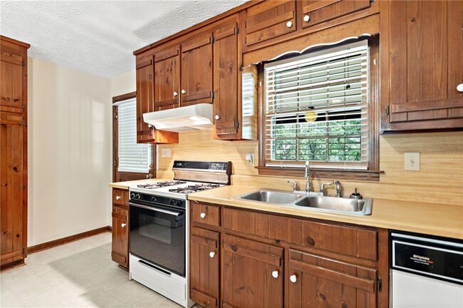 Building Photo - 106 Robinhood Dr