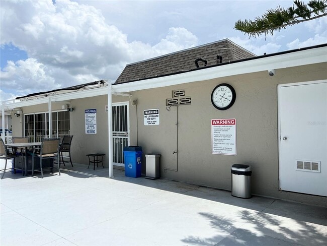 Building Photo - 8825 Bay Pointe Dr