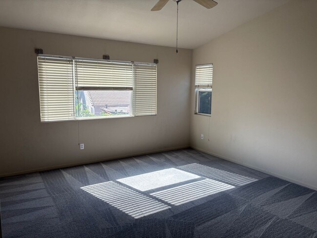 Building Photo - 4 bedroom 3 bathroom home with bedroom and...