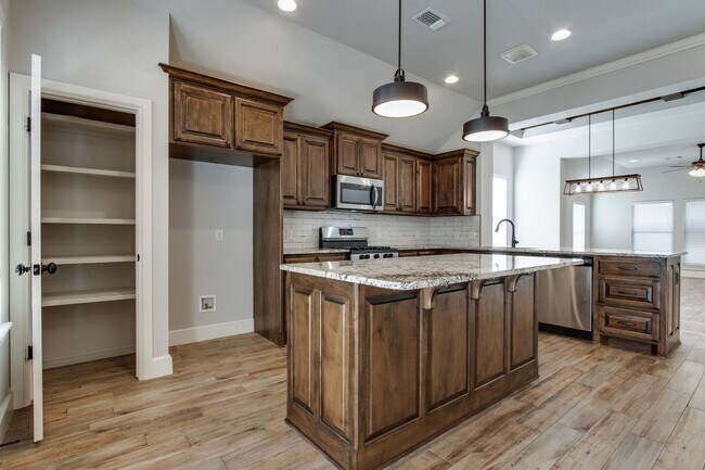 Building Photo - Luxury living in gated Valencia