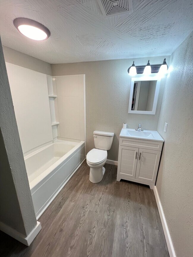 Building Photo - 3 Bed 2 Bath Springfield, Missouri