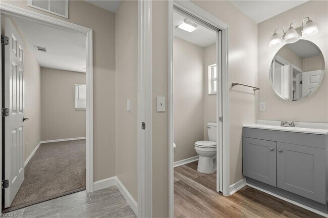 Building Photo - 3919 SW 14th Pl